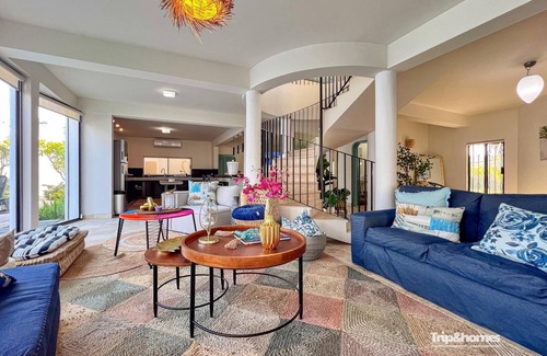 Colina del Sol Casa | Beautiful 4-bedroom 4-Bathroom home with WiFi, AC one block from sea