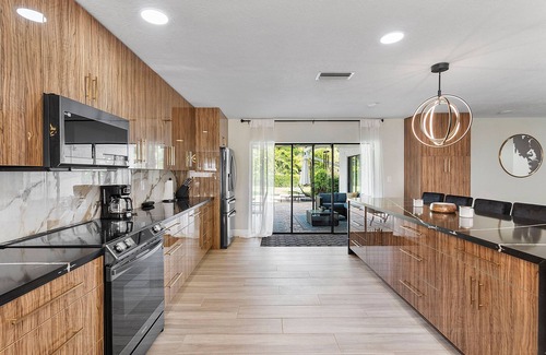 Coral Springs Casa | Beautiful 5 Bedroom Pool home