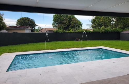 Miami Gardens Casa | Beautiful 5 bedroom Modern Home with a Pool