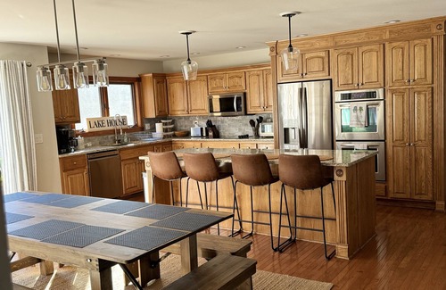 Lauderdale Lakes Casa | Beautiful 5 Bedroom Ranch Nestled in the Trees at Lauderdale Lakes, WI.