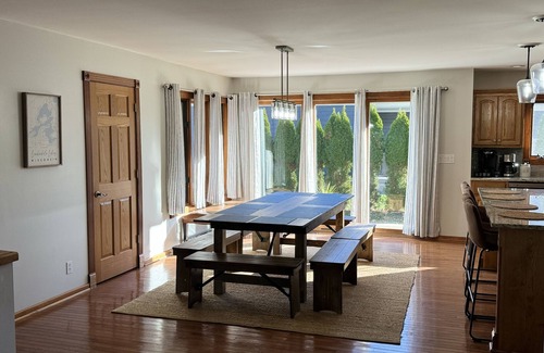 Lauderdale Lakes Casa | Beautiful 5 Bedroom Ranch Nestled in the Trees at Lauderdale Lakes, WI.