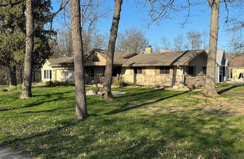 Lauderdale Lakes Casa | Beautiful 5 Bedroom Ranch Nestled in the Trees at Lauderdale Lakes, WI.