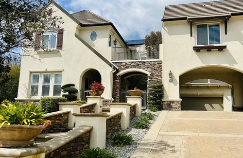 Simi Valley Casa | Beautiful 5 bedroom 5 bathroom home with pool and spa!