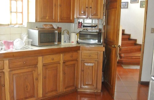 Escazú Casa | Hermosa y acogedora casa en Escazú, ideal para estancias de tratamientos médicos en CR.