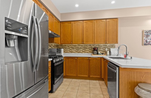 Brampton Casa | Beautiful and Spacious ~ 5 BR, 3.5 WR ~ Brampton