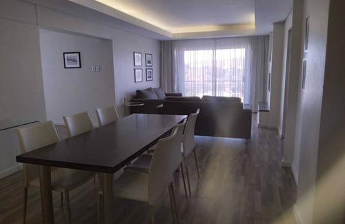 Greater Johannesburg Metropolitan Area Apartamento | Beautiful apartment - shops, restaurants, beauty salon in centre.