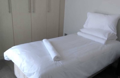 Greater Johannesburg Metropolitan Area Apartamento | Beautiful apartment - shops, restaurants, beauty salon in centre.