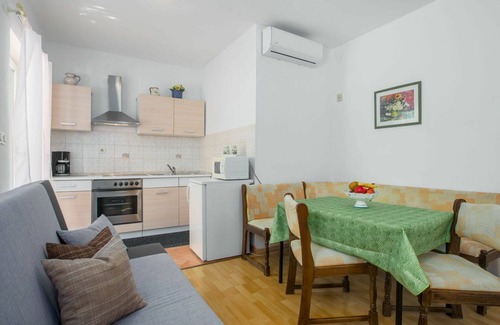 Vrznaveri Apartamento | Acogedor apartamento para 5 personas con piscina, WIFI, A/C, TV, terraza y mascotas permitida