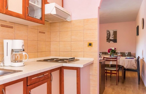 Nova Vas Apartamento | Hermoso apartamento para 4 personas con WIFI, piscina, A/C, TV y terraza