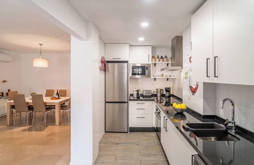 Guadalmar Apartamento | Hermoso apartamento frente al mar, wifi, aire acondicionado, smart TV.