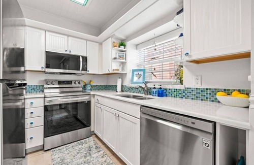 Redington Shores Casa | Beautiful Beach Home - Private with Direct Access to Beach & Pool