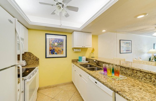 Sanibel Condominio | Beautiful Beach Front Complex - Private Walkway To The Beach - Pool View