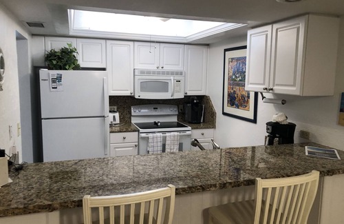 Sanibel Condominio | Beautiful Beach Front Complex - Private Walkway To The Beach - Pool View