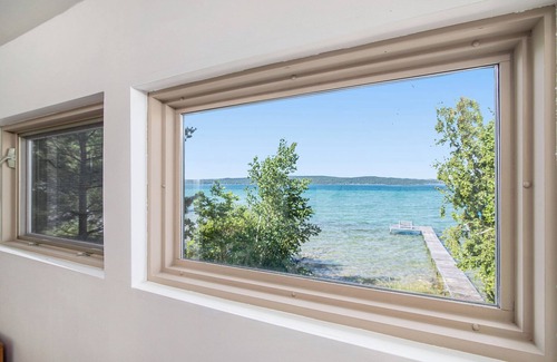 Lake Township Casa | Beautiful Beachfront Home on Crystal Lake