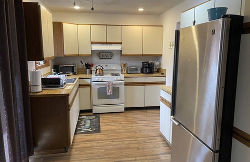 Bushkill Casa | Beautiful Bi-level. Game room with pool table, 5 UHDTVs, WiFi. Central heat/air.