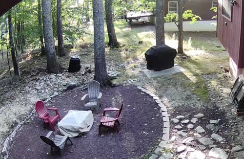 Bushkill Casa | Beautiful Bi-level. Game room with pool table, 5 UHDTVs, WiFi. Central heat/air.