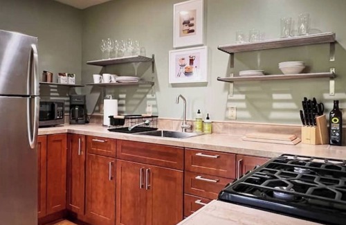 Piedmont Pines Casa | Beautiful Canyon View Suite, 1100 sq. ft., private deck, full kitchen