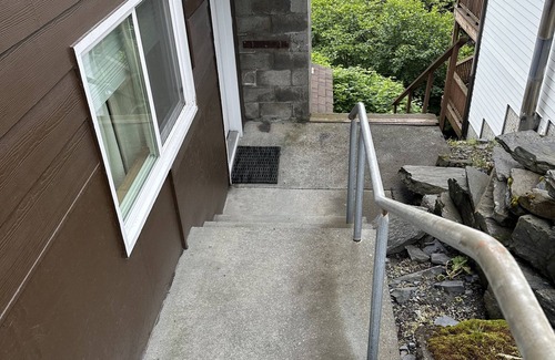 Kodiak Apartamento | Beautiful channel view, short walk to town. 2 bedrm apt, private entrance.