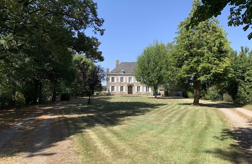 LAbsie Casa | Hermoso castillo con piscina climatizada en el borde de un pueblo