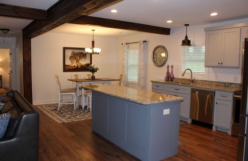 Blue Ridge Cabaña | ¡NUEVO LISTADO! Hermosa cabaña, a pocos pasos del centro de Blue Ridge!