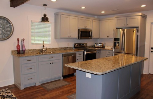 Blue Ridge Cabaña | ¡NUEVO LISTADO! Hermosa cabaña, a pocos pasos del centro de Blue Ridge!