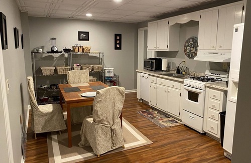 Fayetteville Apartamento | Beautiful daylight basement furnished apartment near everything!