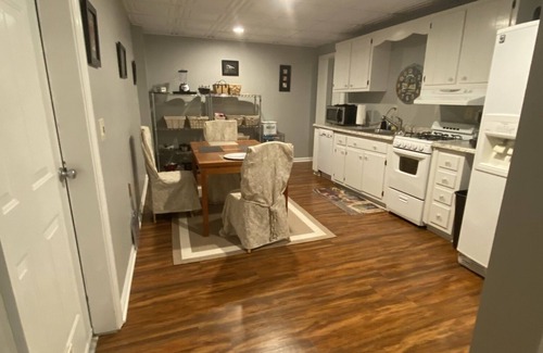Fayetteville Apartamento | Beautiful daylight basement furnished apartment near everything!