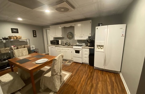 Fayetteville Apartamento | Beautiful daylight basement furnished apartment near everything!