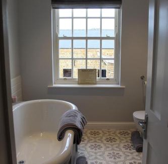 Woodford Halse Casa | Beautiful farm house with dedicated sitting and media room for guest's use