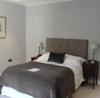 Woodford Halse Casa | Beautiful farm house with dedicated sitting and media room for guest's use