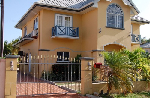 Bon Accord Village Villa | Hermosa Villa-Casa del Sol Tobago de cuatro dormitorios, ubicación ideal