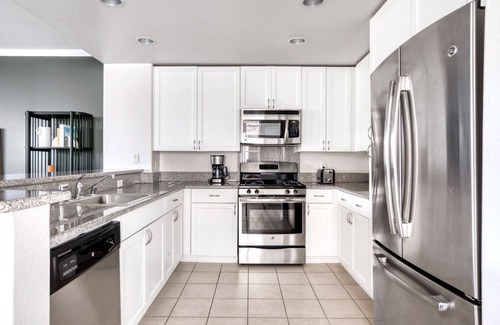 Central San Mateo Apartamento | Beautiful Fremont 1BR w/ W/D, Gym & Pool, nr Tesla, by Blueground