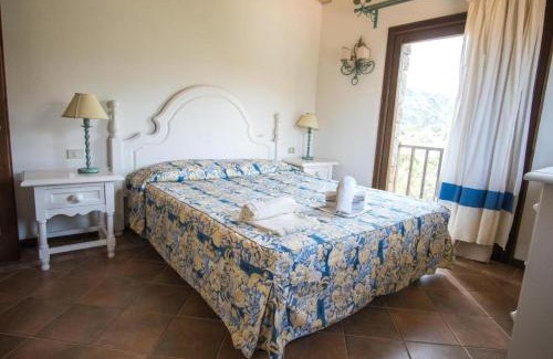 Liscia di Vacca Apartamento | Beautiful Giardino degli Oleandri two Bedroom Apt sleeps six child num0862