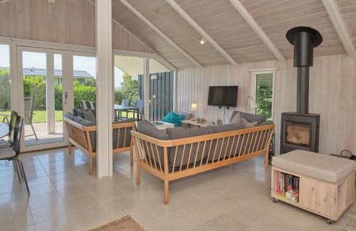 Ronde Casa | Beautiful Home In Rønde With 3 Bedrooms And Wifi