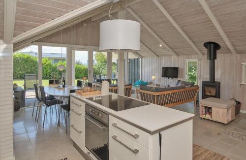 Ronde Casa | Beautiful Home In Rønde With 3 Bedrooms And Wifi
