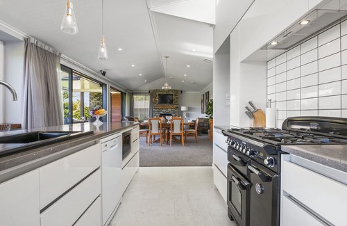 Rangatira Park Casa | Beautiful Home on the River, Hot-Tub - Close to Town