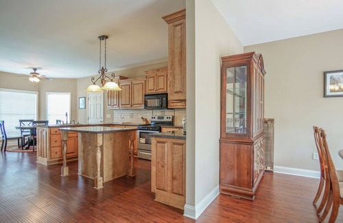 White Plains Casa | Beautiful home overlooking a pond!