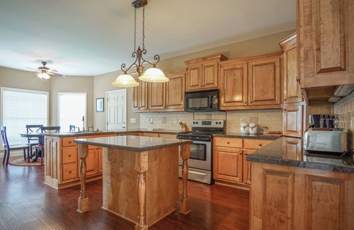 White Plains Casa | Beautiful home overlooking a pond!