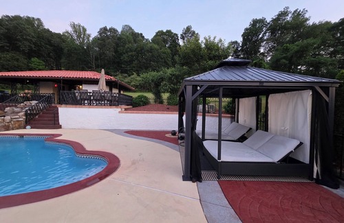 Stroudsburg Casa | Beautiful house with new hot tub, private heated swimming pool, 6 BR/6BA