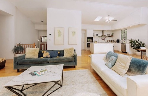 Saugerties Casa | Elegante refugio familiar de Hudson Valley con piscina climatizada, vistas y bosques.