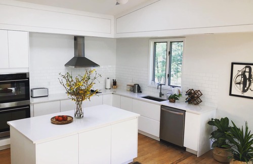 Saugerties Casa | Elegante refugio familiar de Hudson Valley con piscina climatizada, vistas y bosques.