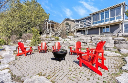 Grey Highlands Cabaña | Beautiful Lakeside Cottage w/ Sauna