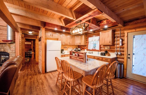Lake City Cabina | Beautiful log home less than a half mile from ichetucknee springs north entrance