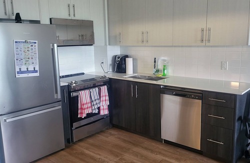 Etobicoke Apartamento | Beautiful & New 1Bedroom retreat!