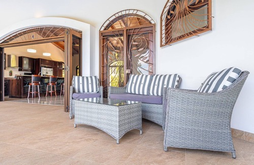 Ballena Casa | Beautiful Ocean Views, 15 minutes to the beach, Luxury Spanish Villa.