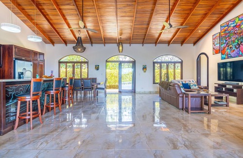 Ballena Casa | Beautiful Ocean Views, 15 minutes to the beach, Luxury Spanish Villa.