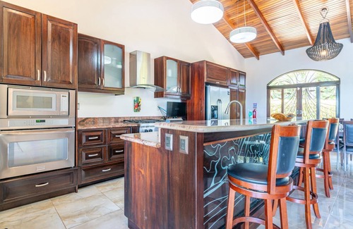 Ballena Casa | Beautiful Ocean Views, 15 minutes to the beach, Luxury Spanish Villa.