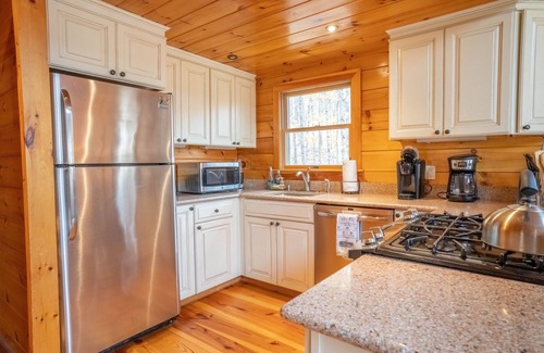 Campton Casa | Beautiful private rustic log cabin, pool, hot tub