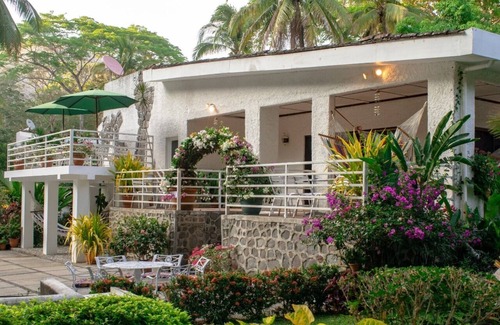 Mizata Casa | Beautiful Relaxing Home Just 3 min from the beach!