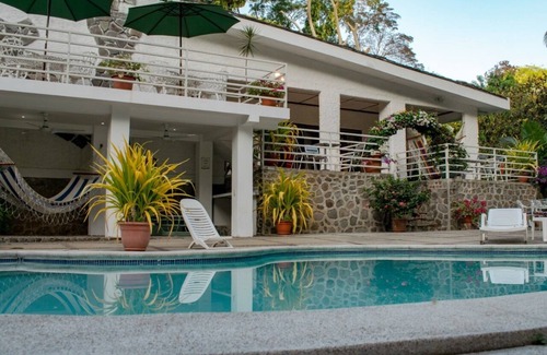 Mizata Casa | Beautiful Relaxing Home Just 3 min from the beach!